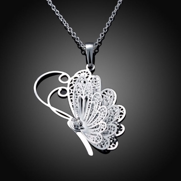 Jewelry - ❤️4 for $20 Sale❤️ Silver butterfly necklace